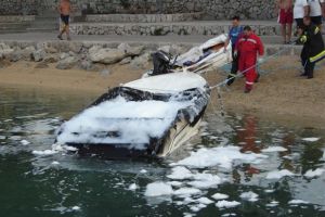 Cres, 24. lipnja 2011. - nakon intervencije vatrogasaca opožarene brodice izvučene su na obalu gdje su djelatnici LI Cres nastavili s očevidom